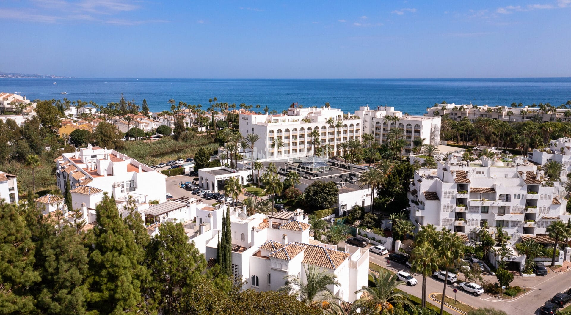 Duplex penthouse with an incredible terrace and panoramic views, in the heart of Puerto Banus