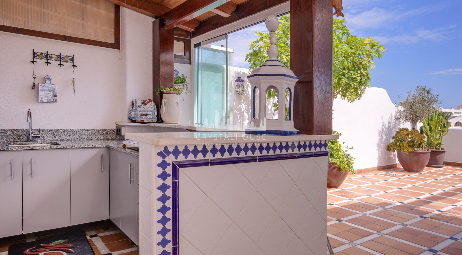 Duplex penthouse with an incredible terrace and panoramic views, in the heart of Puerto Banus