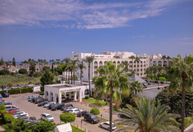 Duplex penthouse with an incredible terrace and panoramic views, in the heart of Puerto Banus