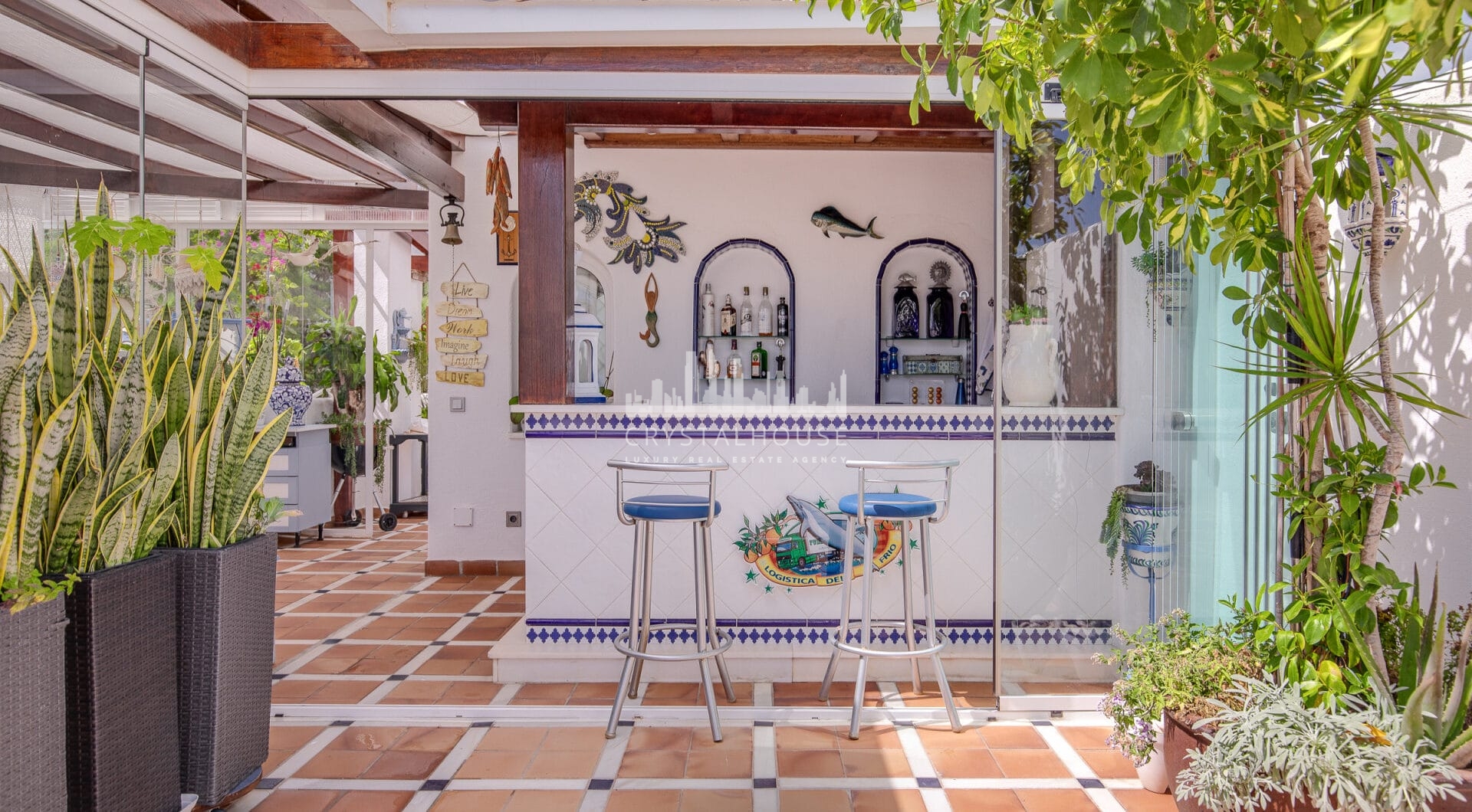 Duplex penthouse with an incredible terrace and panoramic views, in the heart of Puerto Banus