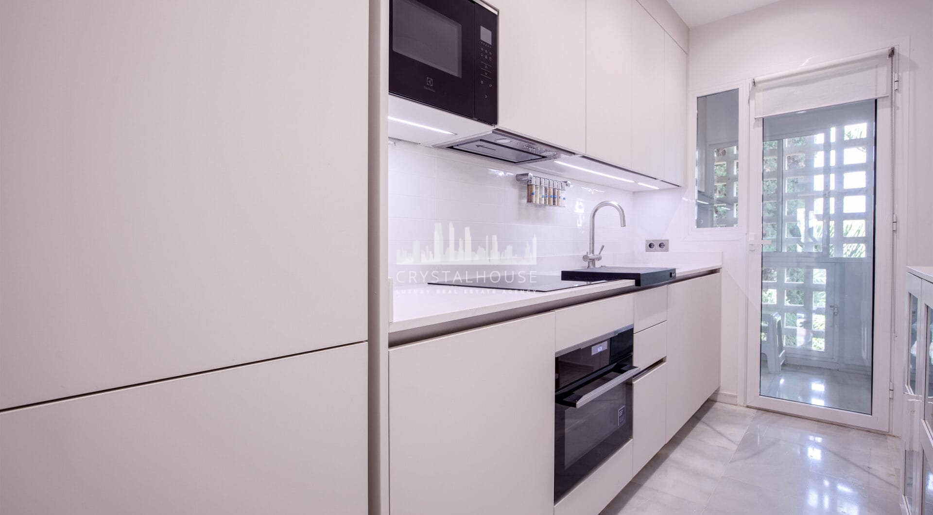 Duplex penthouse with an incredible terrace and panoramic views, in the heart of Puerto Banus
