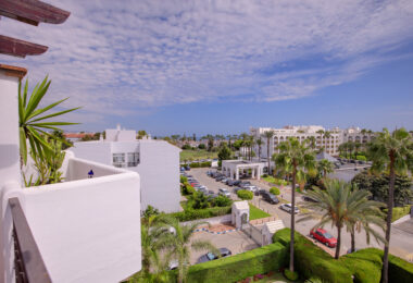 Duplex penthouse with an incredible terrace and panoramic views, in the heart of Puerto Banus