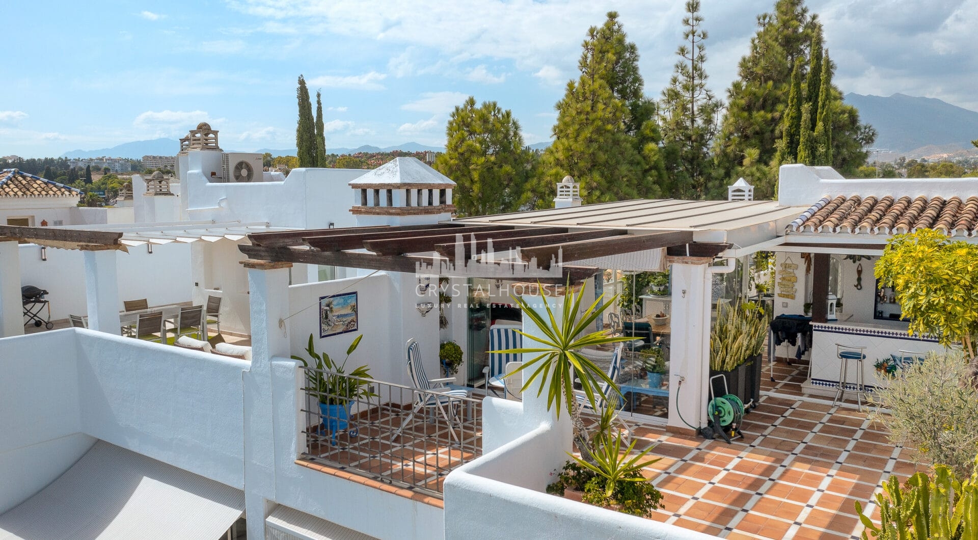 Duplex penthouse with an incredible terrace and panoramic views, in the heart of Puerto Banus