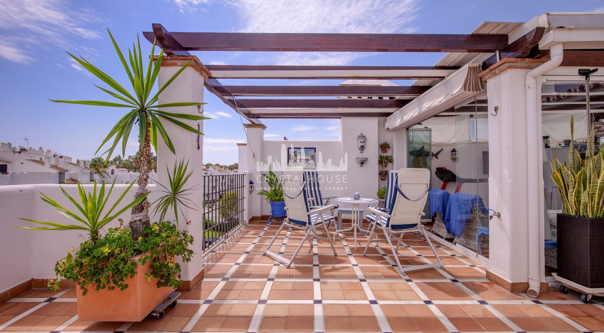 Duplex penthouse with an incredible terrace and panoramic views, in the heart of Puerto Banus