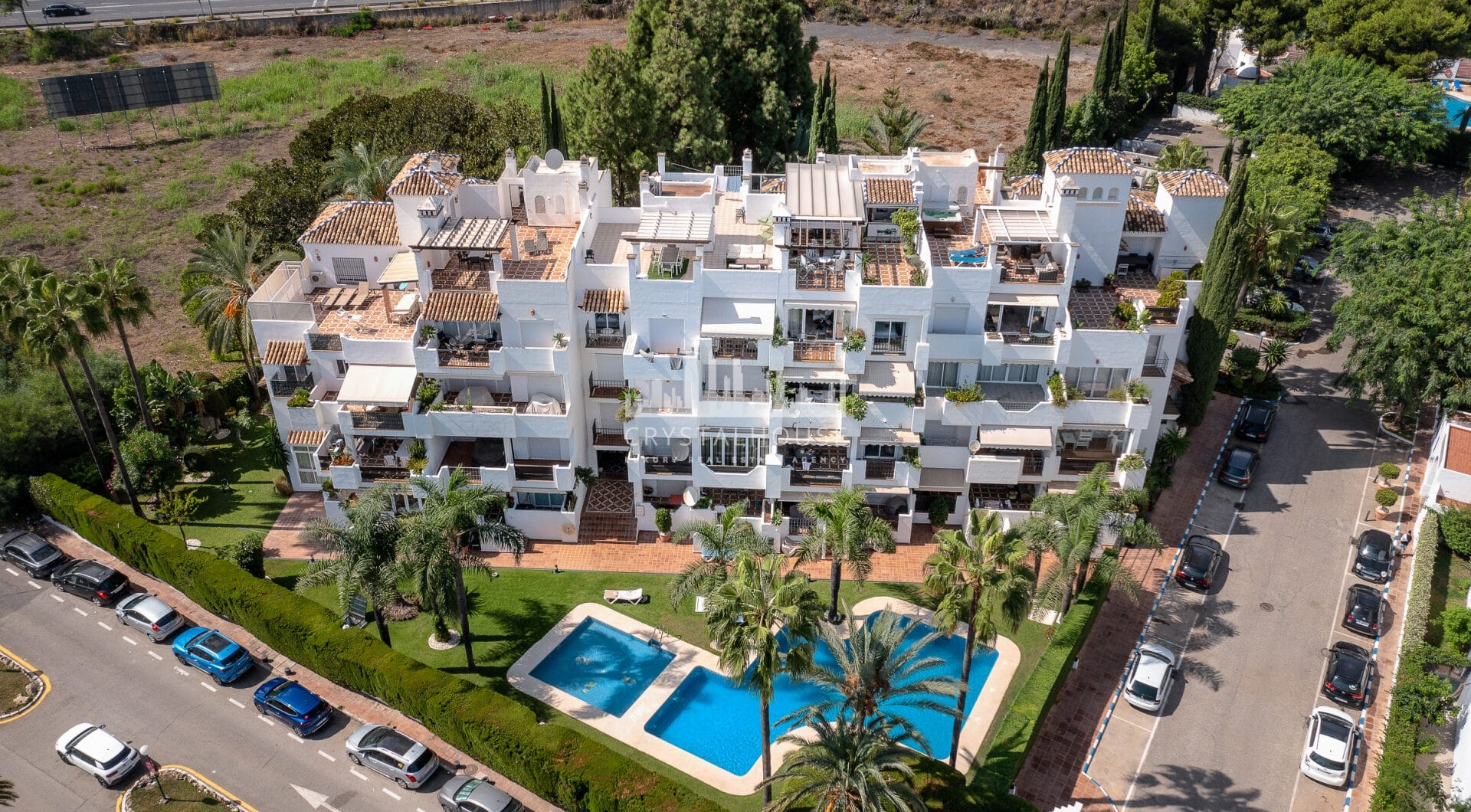 Duplex penthouse with an incredible terrace and panoramic views, in the heart of Puerto Banus
