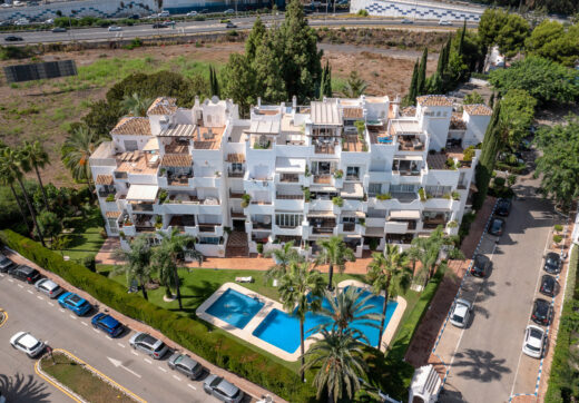 Duplex penthouse with an incredible terrace and panoramic views, in the heart of Puerto Banus