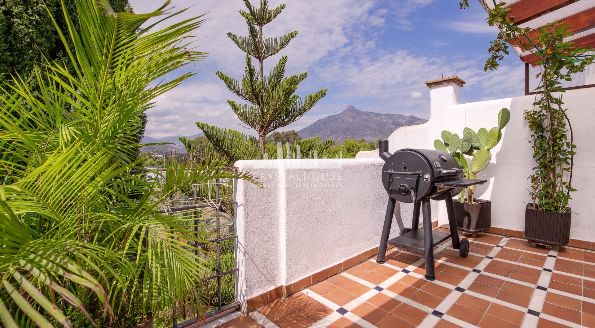Duplex penthouse with an incredible terrace and panoramic views, in the heart of Puerto Banus