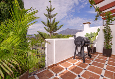 Duplex penthouse with an incredible terrace and panoramic views, in the heart of Puerto Banus