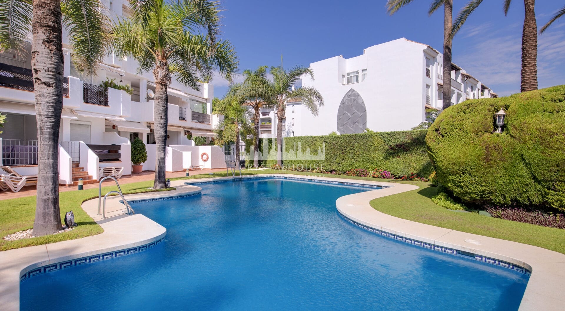 Duplex penthouse with an incredible terrace and panoramic views, in the heart of Puerto Banus