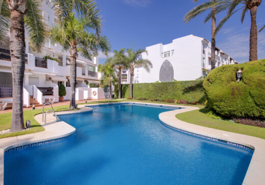 Duplex penthouse with an incredible terrace and panoramic views, in the heart of Puerto Banus