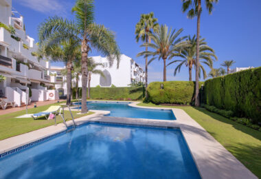 Duplex penthouse with an incredible terrace and panoramic views, in the heart of Puerto Banus