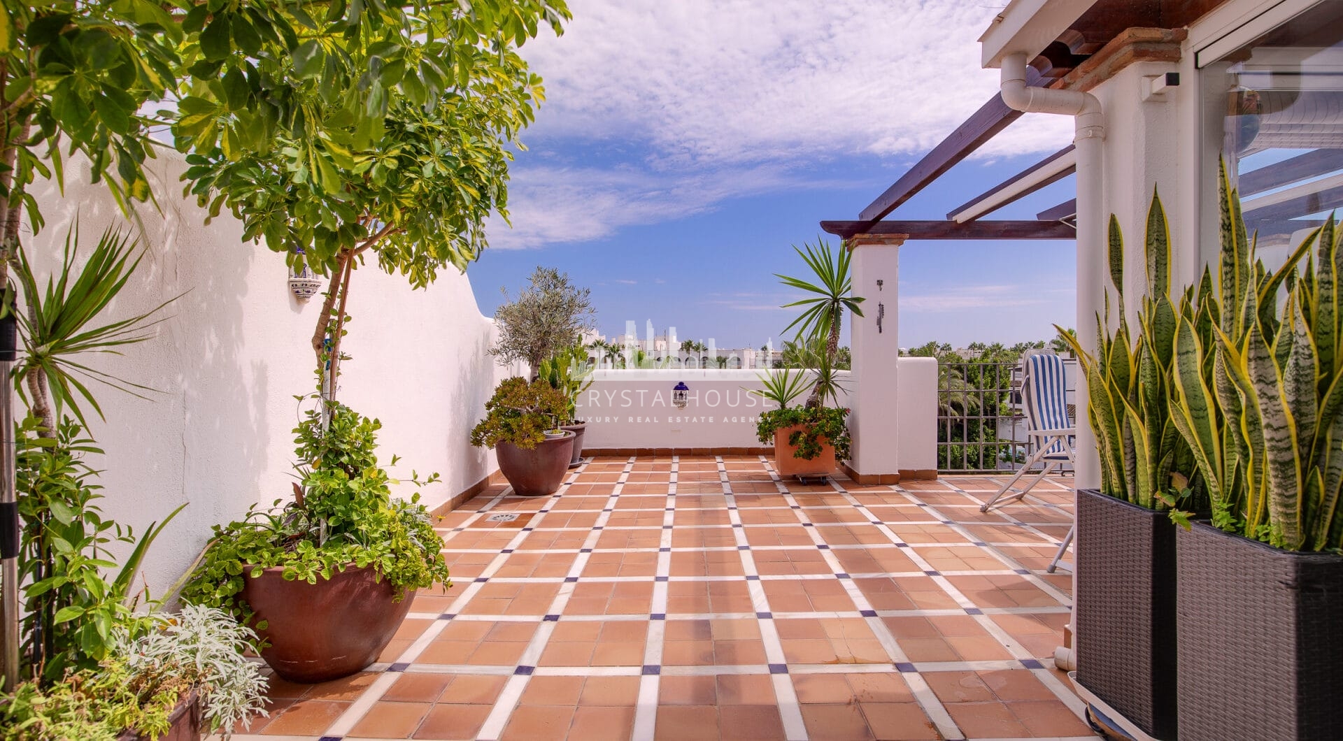 Duplex penthouse with an incredible terrace and panoramic views, in the heart of Puerto Banus
