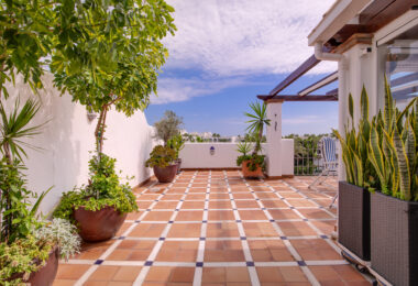 Duplex penthouse with an incredible terrace and panoramic views, in the heart of Puerto Banus