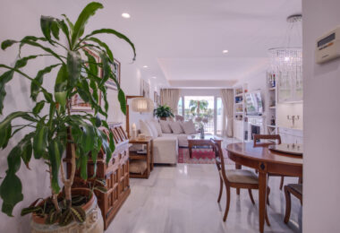 Duplex penthouse with an incredible terrace and panoramic views, in the heart of Puerto Banus