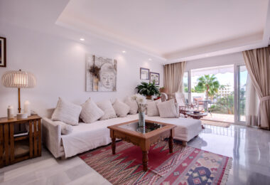 Duplex penthouse with an incredible terrace and panoramic views, in the heart of Puerto Banus