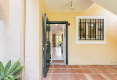 Exceptional Ground Floor Corner Apartment in El Paraíso, Estepona