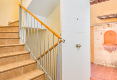 Fantastic LOW PRICE SEMI-DETACHED HOUSE!