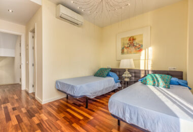 Fantastic LOW PRICE SEMI-DETACHED HOUSE!