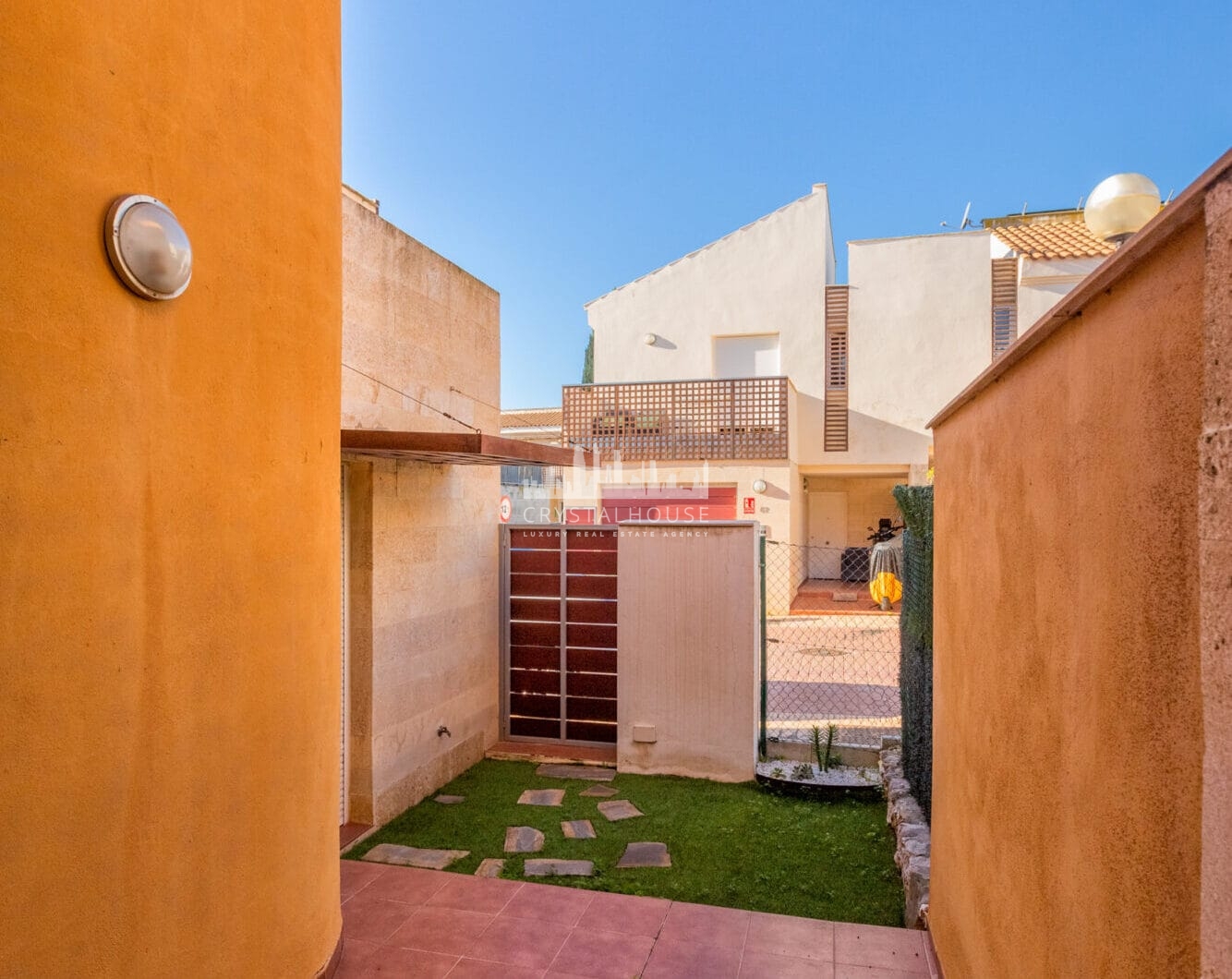 Fantastic LOW PRICE SEMI-DETACHED HOUSE!