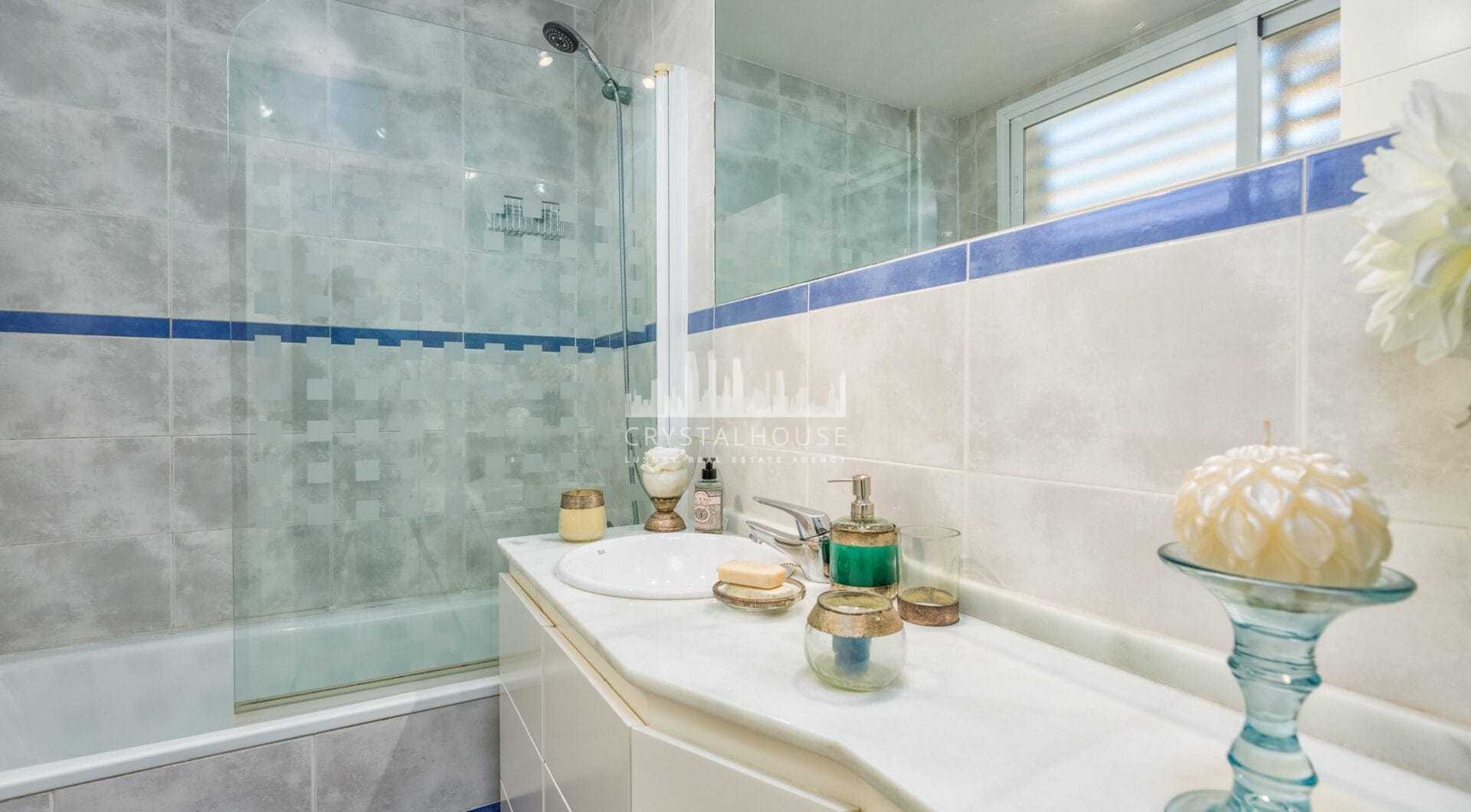 Fantastic LOW PRICE SEMI-DETACHED HOUSE!