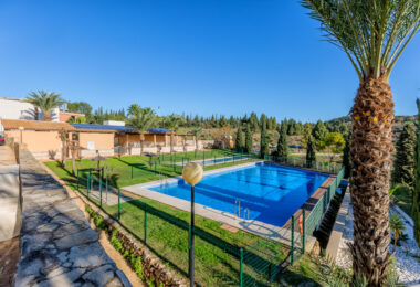 Fantastic LOW PRICE SEMI-DETACHED HOUSE!