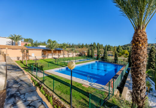 Fantastic LOW PRICE SEMI-DETACHED HOUSE!