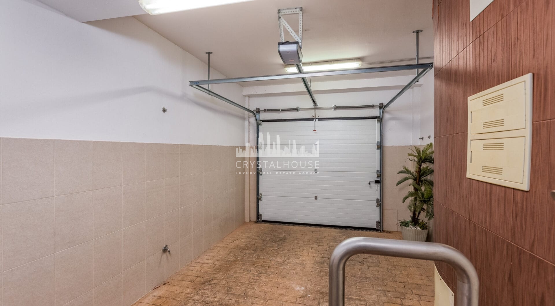 Fantastic LOW PRICE SEMI-DETACHED HOUSE!