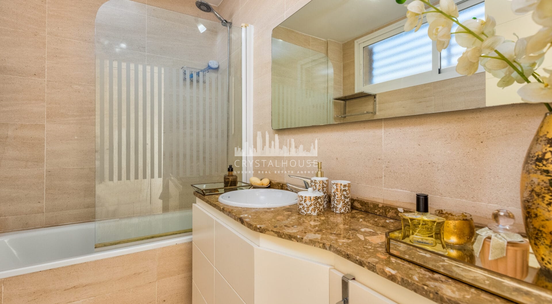 Fantastic LOW PRICE SEMI-DETACHED HOUSE!