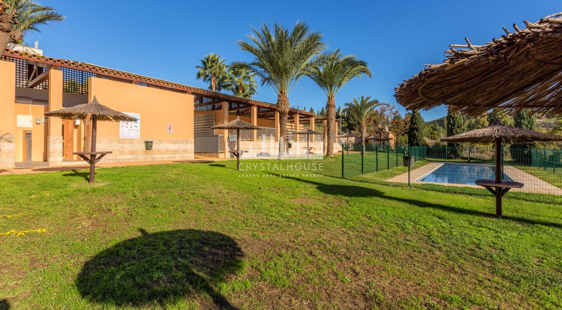 Fantastic LOW PRICE SEMI-DETACHED HOUSE!