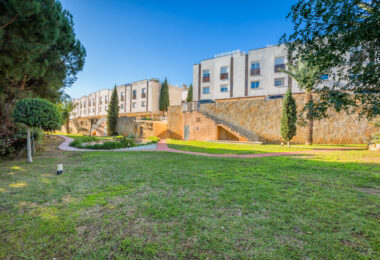 Fantastic LOW PRICE SEMI-DETACHED HOUSE!