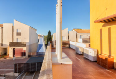 Fantastic LOW PRICE SEMI-DETACHED HOUSE!
