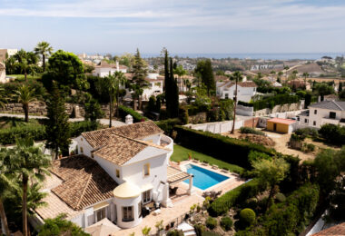 Villa Felisa - Detached Villa in El Paraiso Alto, Benahavis