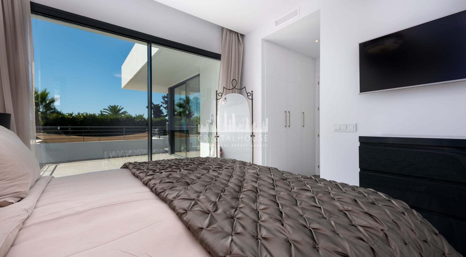 This contemporary four-bedroom detached villa, located in Atalaya Isdabe, is a perfect blend of comfort and luxury