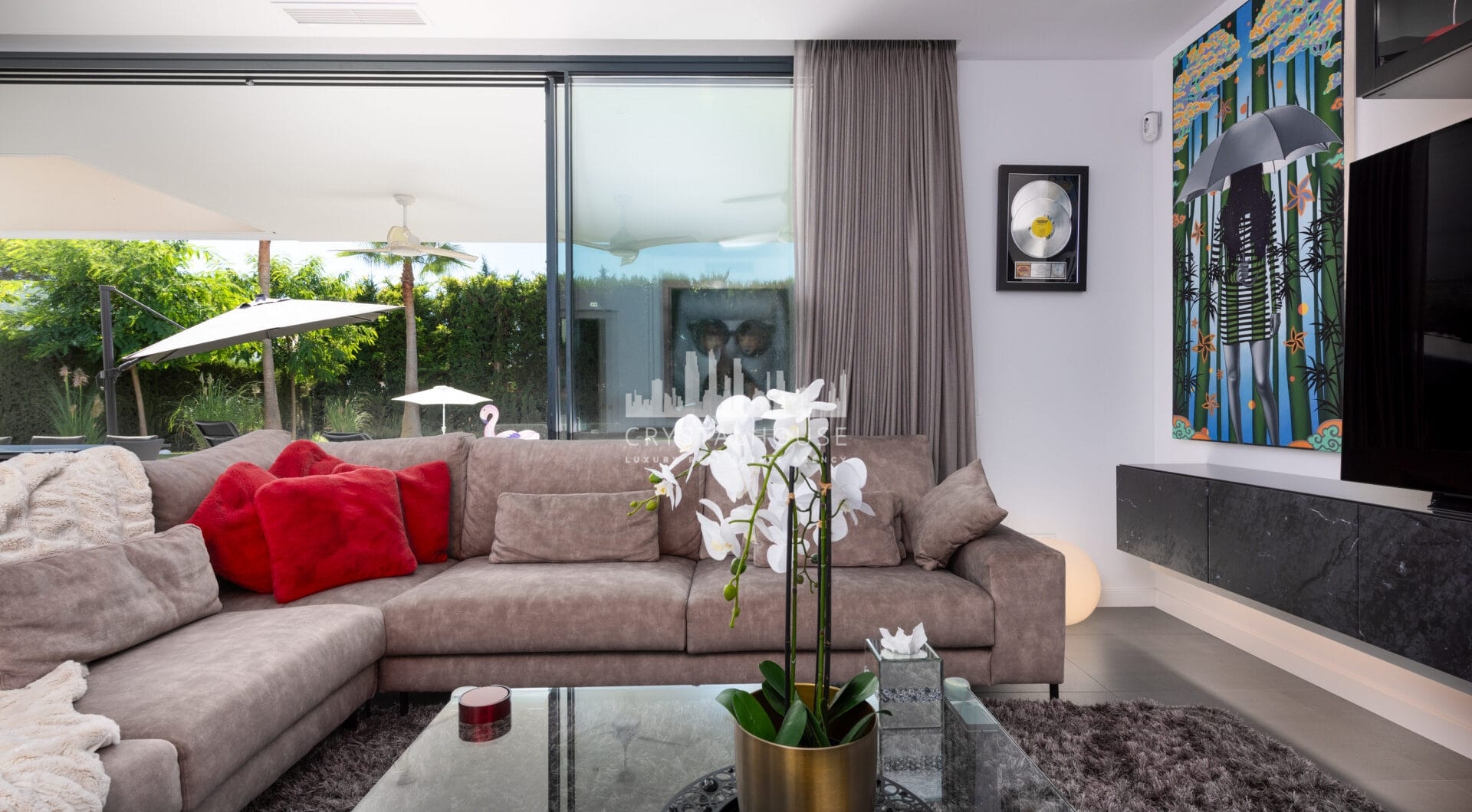 This contemporary four-bedroom detached villa, located in Atalaya Isdabe, is a perfect blend of comfort and luxury