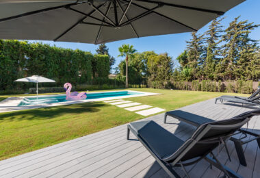 This contemporary four-bedroom detached villa, located in Atalaya Isdabe, is a perfect blend of comfort and luxury