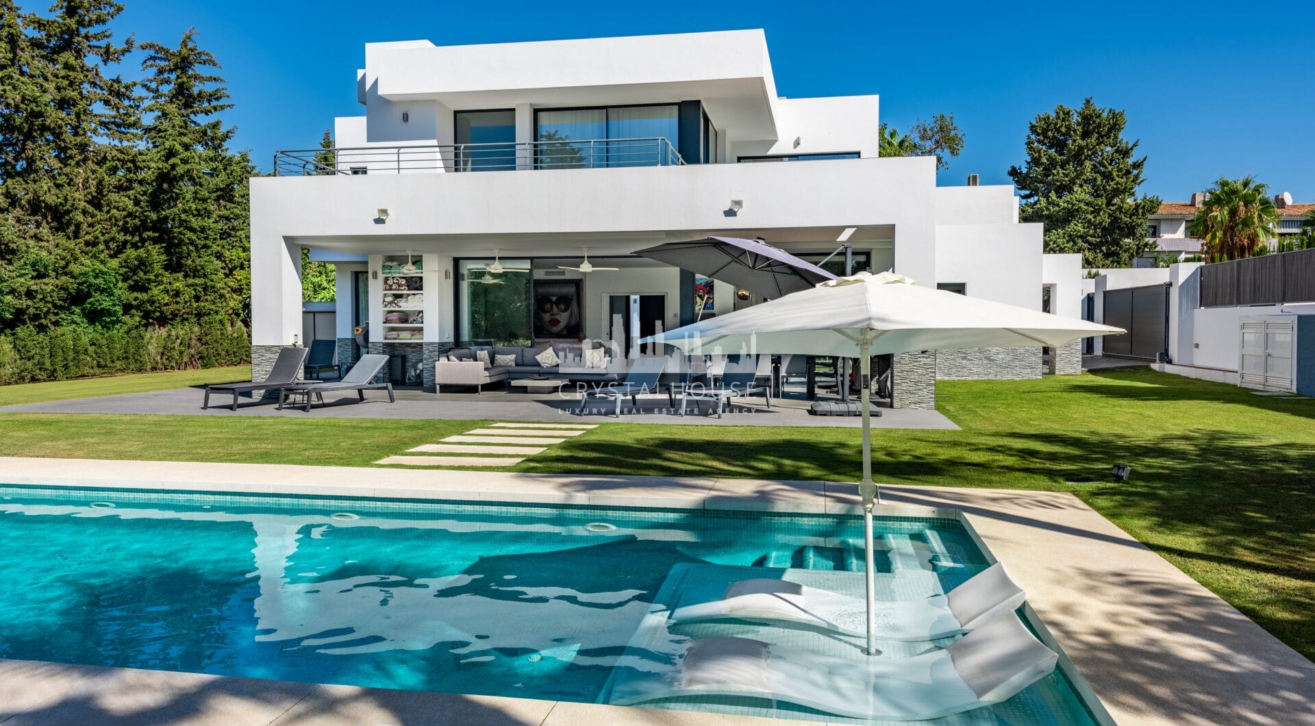 This contemporary four-bedroom detached villa, located in Atalaya Isdabe, is a perfect blend of comfort and luxury