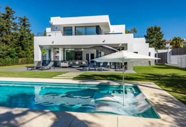 This contemporary four-bedroom detached villa, located in Atalaya Isdabe, is a perfect blend of comfort and luxury