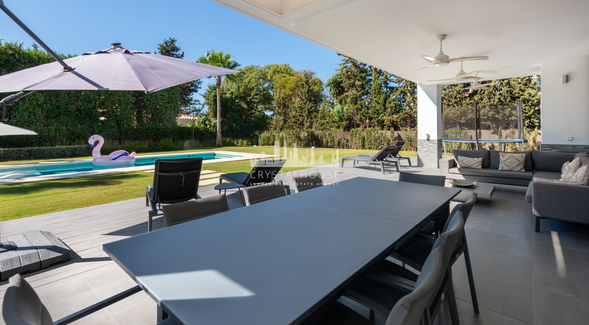 This contemporary four-bedroom detached villa, located in Atalaya Isdabe, is a perfect blend of comfort and luxury