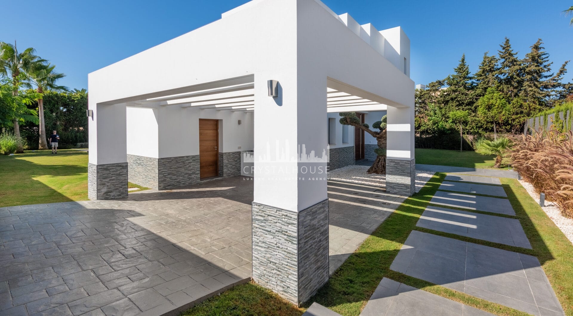 This contemporary four-bedroom detached villa, located in Atalaya Isdabe, is a perfect blend of comfort and luxury