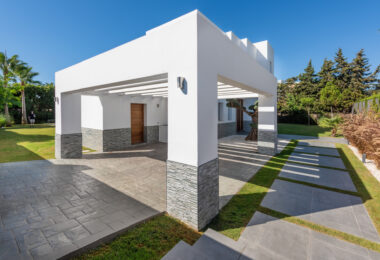 This contemporary four-bedroom detached villa, located in Atalaya Isdabe, is a perfect blend of comfort and luxury