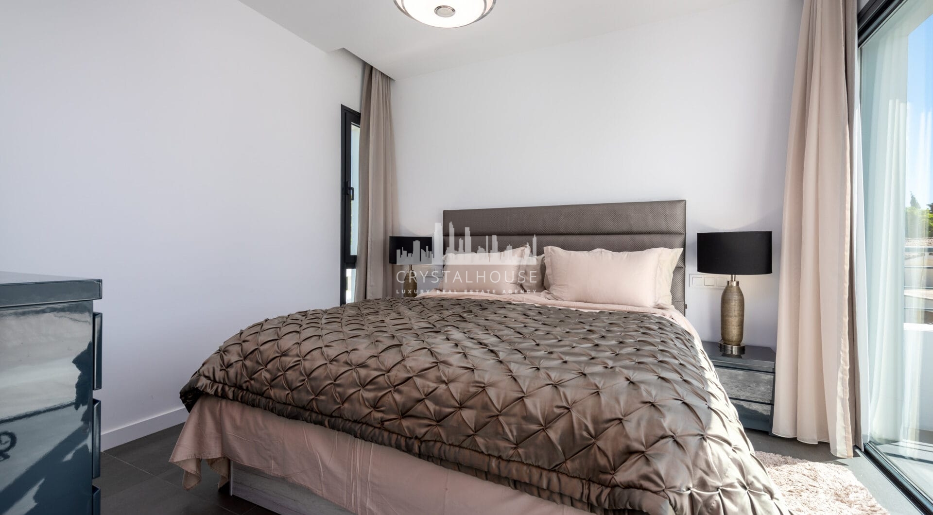 This contemporary four-bedroom detached villa, located in Atalaya Isdabe, is a perfect blend of comfort and luxury