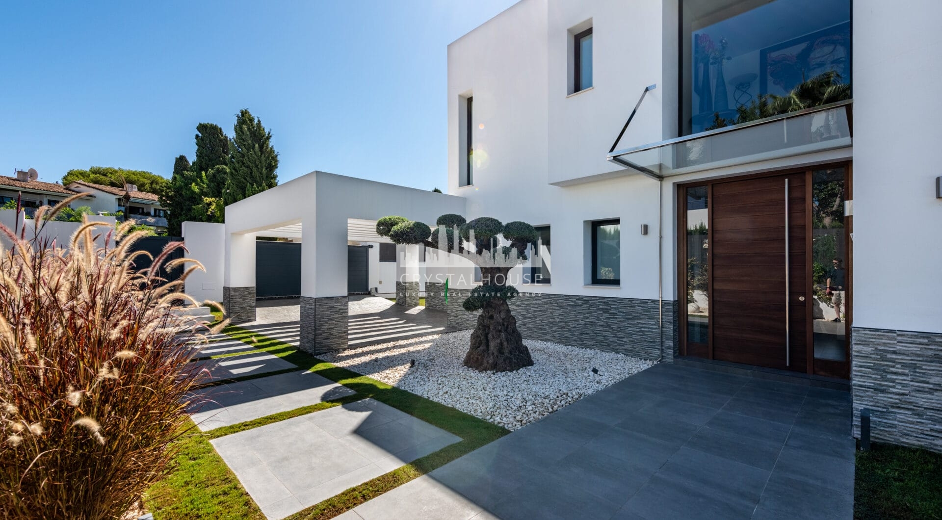 This contemporary four-bedroom detached villa, located in Atalaya Isdabe, is a perfect blend of comfort and luxury