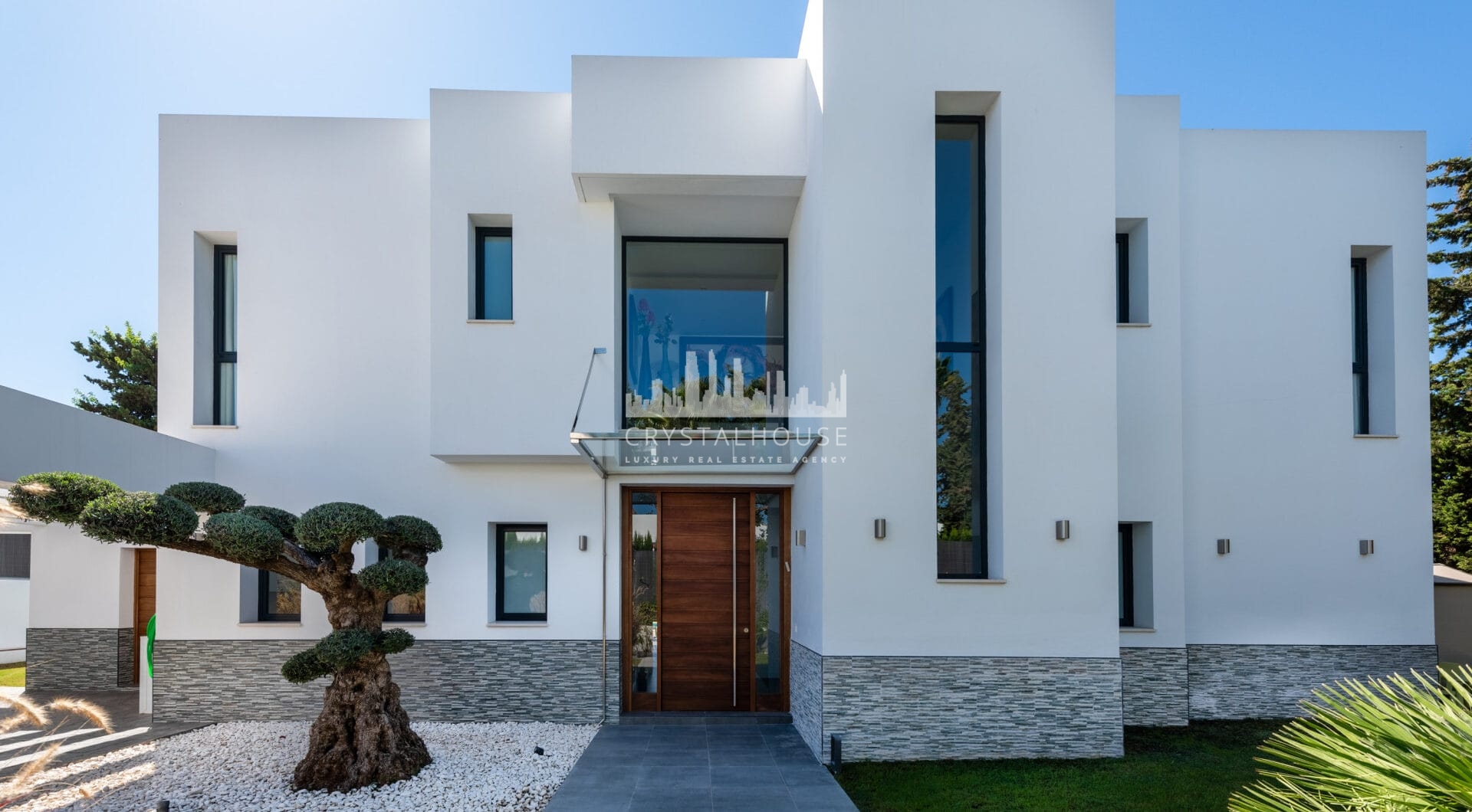 This contemporary four-bedroom detached villa, located in Atalaya Isdabe, is a perfect blend of comfort and luxury