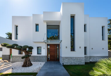 This contemporary four-bedroom detached villa, located in Atalaya Isdabe, is a perfect blend of comfort and luxury