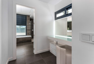 This contemporary four-bedroom detached villa, located in Atalaya Isdabe, is a perfect blend of comfort and luxury