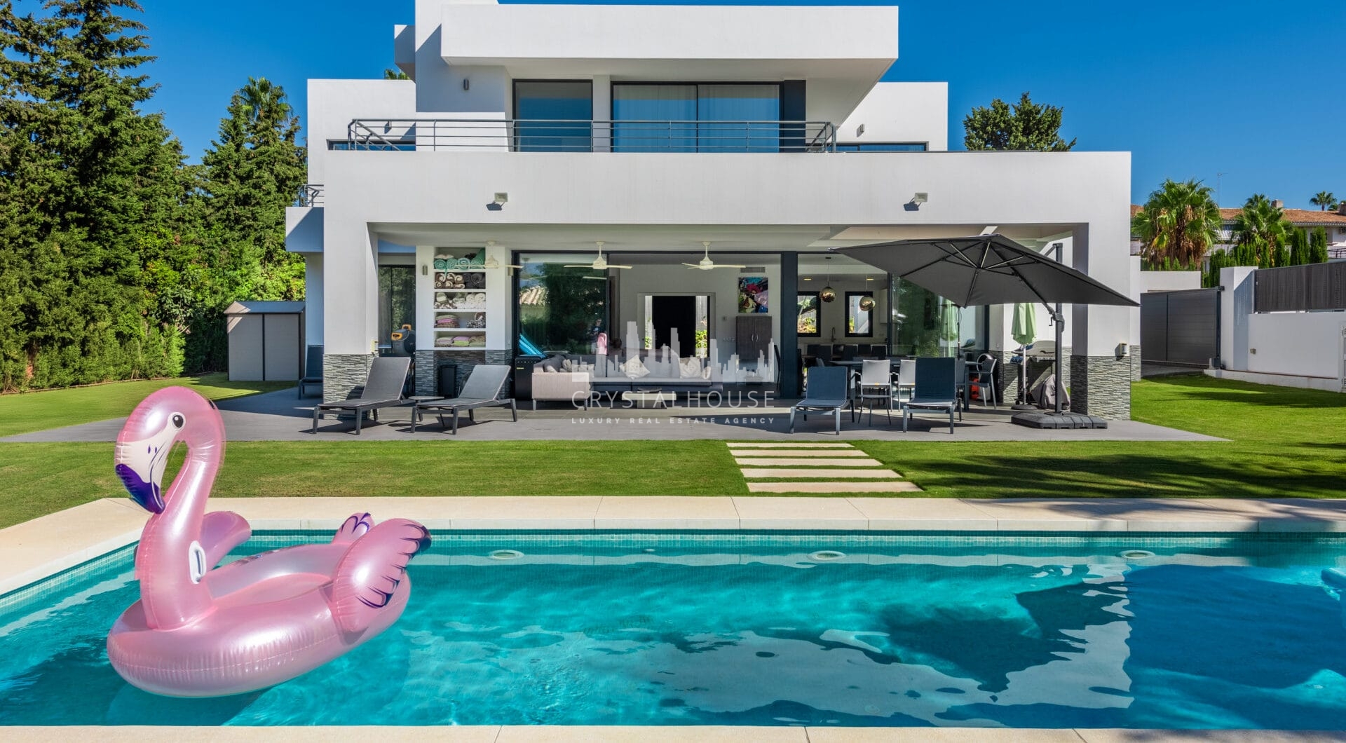 This contemporary four-bedroom detached villa, located in Atalaya Isdabe, is a perfect blend of comfort and luxury