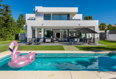 This contemporary four-bedroom detached villa, located in Atalaya Isdabe, is a perfect blend of comfort and luxury