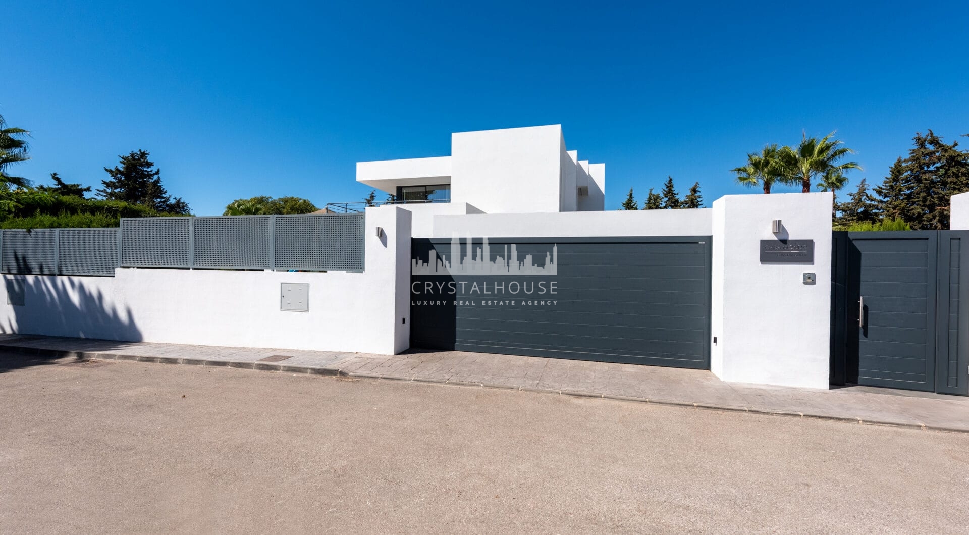 This contemporary four-bedroom detached villa, located in Atalaya Isdabe, is a perfect blend of comfort and luxury