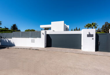This contemporary four-bedroom detached villa, located in Atalaya Isdabe, is a perfect blend of comfort and luxury