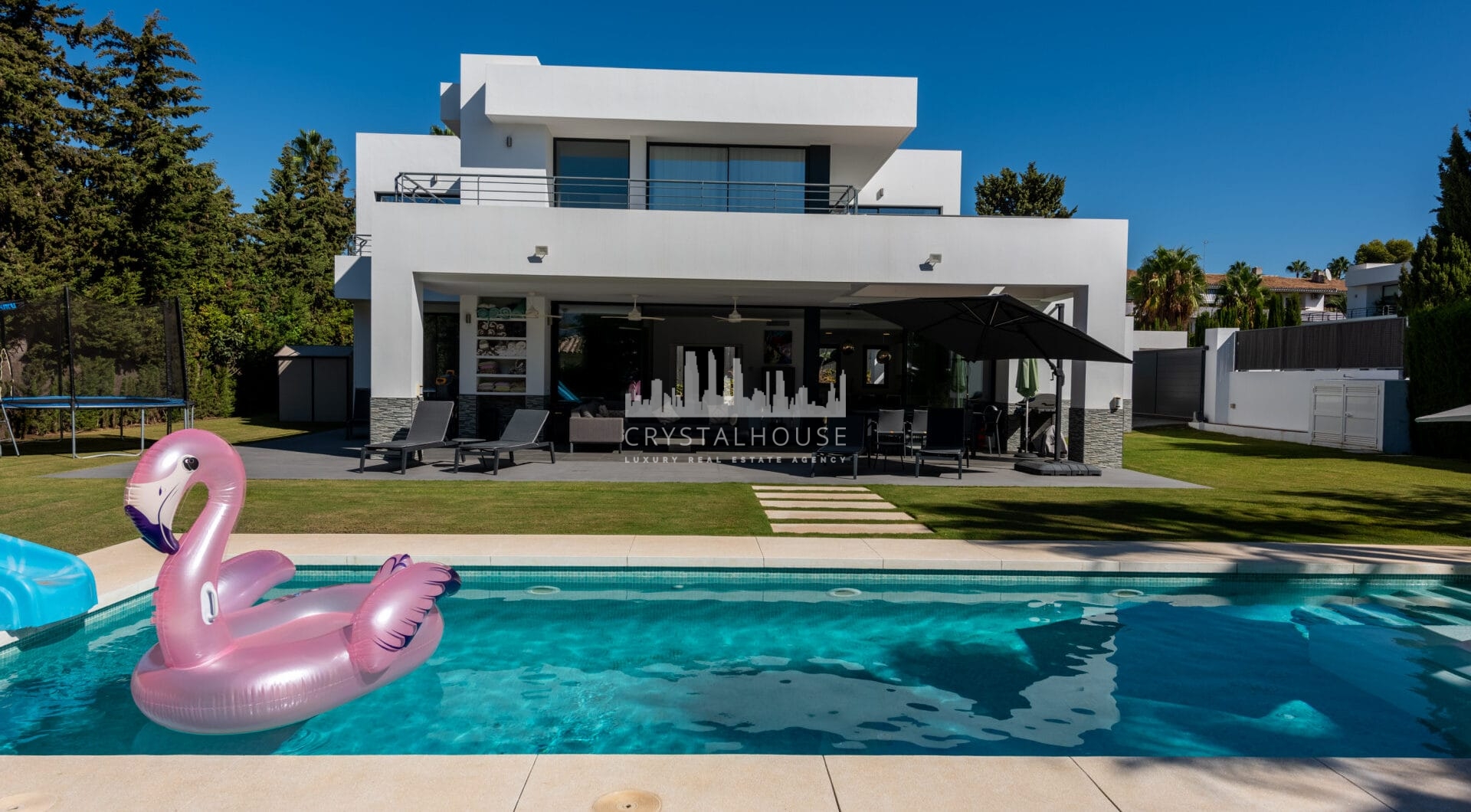 This contemporary four-bedroom detached villa, located in Atalaya Isdabe, is a perfect blend of comfort and luxury